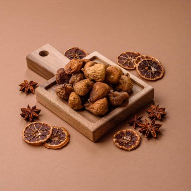 Kurutulmuş incir vejetaryenler ve vejetaryenler için tatlı ve sağlıklı bir meyvedir. Kurutulmuş incir, tasarımınız için gıda arka planıdır.