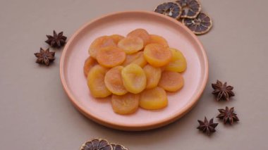 Kurutulmuş kayısı vejetaryenler ve vejetaryenler için tatlı ve sağlıklı bir meyvedir. Tasarımınız için gıda arka planı olarak kurutulmuş kayısılar