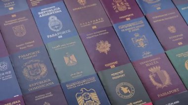 Farklı ülkelerin vatandaşlarının pasaportları, çeşitli ülkelerin pasaportlarından oluşan arka plan.