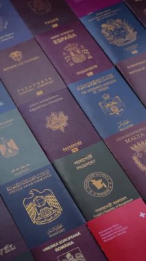 Farklı ülkelerin vatandaşlarının pasaportları, çeşitli ülkelerin pasaportlarından oluşan arka plan.