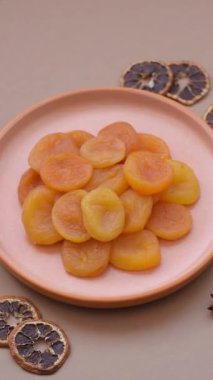 Kurutulmuş kayısı vejetaryenler ve vejetaryenler için tatlı ve sağlıklı bir meyvedir. Tasarımınız için gıda arka planı olarak kurutulmuş kayısılar