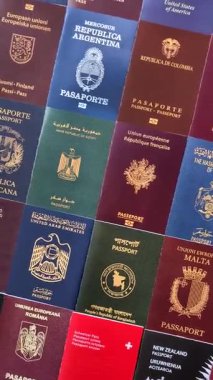 Farklı ülkelerin vatandaşlarının pasaportları, çeşitli ülkelerin pasaportlarından oluşan arka plan.