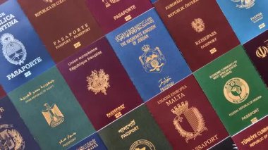 Farklı ülkelerin vatandaşlarının pasaportları, çeşitli ülkelerin pasaportlarından oluşan arka plan.