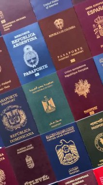 Farklı ülkelerin vatandaşlarının pasaportları, çeşitli ülkelerin pasaportlarından oluşan arka plan.