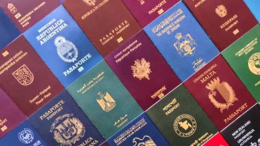 Farklı ülkelerin vatandaşlarının pasaportları, çeşitli ülkelerin pasaportlarından oluşan arka plan.