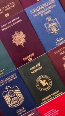 Farklı ülkelerin vatandaşlarının pasaportları, çeşitli ülkelerin pasaportlarından oluşan arka plan.
