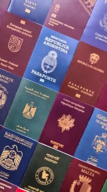 Farklı ülkelerin vatandaşlarının pasaportları, çeşitli ülkelerin pasaportlarından oluşan arka plan.