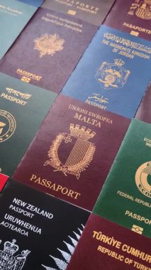 Farklı ülkelerin vatandaşlarının pasaportları, çeşitli ülkelerin pasaportlarından oluşan arka plan.