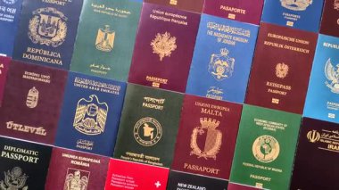 Farklı ülkelerin vatandaşlarının pasaportları, çeşitli ülkelerin pasaportlarından oluşan arka plan.