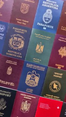 Farklı ülkelerin vatandaşlarının pasaportları, çeşitli ülkelerin pasaportlarından oluşan arka plan.