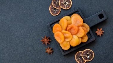 Kurutulmuş kayısı vejetaryenler ve vejetaryenler için tatlı ve sağlıklı bir meyvedir. Tasarımınız için gıda arka planı olarak kurutulmuş kayısılar