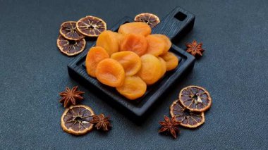 Kurutulmuş kayısı vejetaryenler ve vejetaryenler için tatlı ve sağlıklı bir meyvedir. Tasarımınız için gıda arka planı olarak kurutulmuş kayısılar