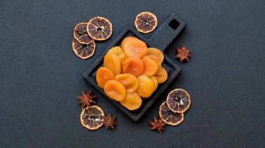 Kurutulmuş kayısı vejetaryenler ve vejetaryenler için tatlı ve sağlıklı bir meyvedir. Tasarımınız için gıda arka planı olarak kurutulmuş kayısılar