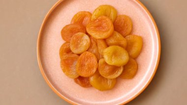 Kurutulmuş kayısı vejetaryenler ve vejetaryenler için tatlı ve sağlıklı bir meyvedir. Tasarımınız için gıda arka planı olarak kurutulmuş kayısılar