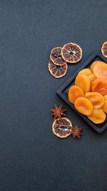 Kurutulmuş kayısı vejetaryenler ve vejetaryenler için tatlı ve sağlıklı bir meyvedir. Tasarımınız için gıda arka planı olarak kurutulmuş kayısılar