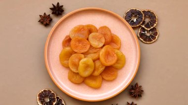 Kurutulmuş kayısı vejetaryenler ve vejetaryenler için tatlı ve sağlıklı bir meyvedir. Tasarımınız için gıda arka planı olarak kurutulmuş kayısılar