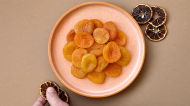 Kurutulmuş kayısı vejetaryenler ve vejetaryenler için tatlı ve sağlıklı bir meyvedir. Tasarımınız için gıda arka planı olarak kurutulmuş kayısılar