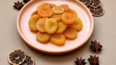 Kurutulmuş kayısı vejetaryenler ve vejetaryenler için tatlı ve sağlıklı bir meyvedir. Tasarımınız için gıda arka planı olarak kurutulmuş kayısılar