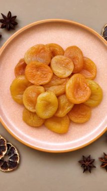 Kurutulmuş kayısı vejetaryenler ve vejetaryenler için tatlı ve sağlıklı bir meyvedir. Tasarımınız için gıda arka planı olarak kurutulmuş kayısılar