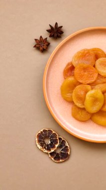 Kurutulmuş kayısı vejetaryenler ve vejetaryenler için tatlı ve sağlıklı bir meyvedir. Tasarımınız için gıda arka planı olarak kurutulmuş kayısılar