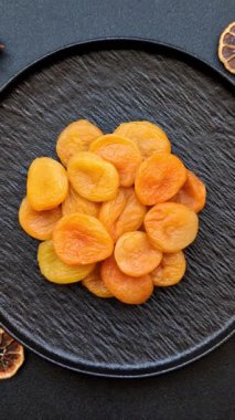 Kurutulmuş kayısı vejetaryenler ve vejetaryenler için tatlı ve sağlıklı bir meyvedir. Tasarımınız için gıda arka planı olarak kurutulmuş kayısılar