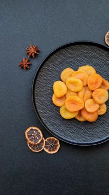 Kurutulmuş kayısı vejetaryenler ve vejetaryenler için tatlı ve sağlıklı bir meyvedir. Tasarımınız için gıda arka planı olarak kurutulmuş kayısılar