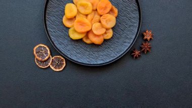 Kurutulmuş kayısı vejetaryenler ve vejetaryenler için tatlı ve sağlıklı bir meyvedir. Tasarımınız için gıda arka planı olarak kurutulmuş kayısılar