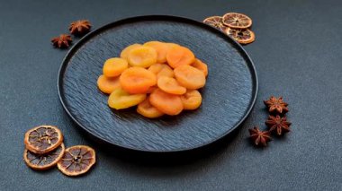 Kurutulmuş kayısı vejetaryenler ve vejetaryenler için tatlı ve sağlıklı bir meyvedir. Tasarımınız için gıda arka planı olarak kurutulmuş kayısılar