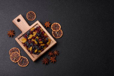 Kurutulmuş yaban mersini, sarı ve siyah tatlı üzümler granola ve kahvaltı malzemesi olarak kullanılıyor. Kuru üzümler ve kızılcıklar tasarımınız için gıda arka planı olarak kullanılıyor.