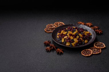 Kurutulmuş yaban mersini, sarı ve siyah tatlı üzümler granola ve kahvaltı malzemesi olarak kullanılıyor. Kuru üzümler ve kızılcıklar tasarımınız için gıda arka planı olarak kullanılıyor.