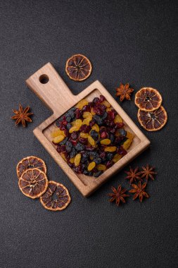 Kurutulmuş yaban mersini, sarı ve siyah tatlı üzümler granola ve kahvaltı malzemesi olarak kullanılıyor. Kuru üzümler ve kızılcıklar tasarımınız için gıda arka planı olarak kullanılıyor.