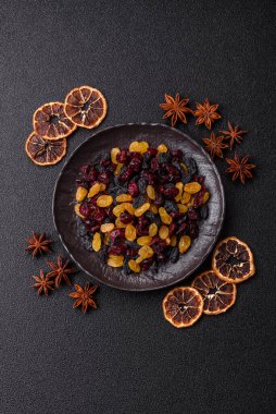 Kurutulmuş yaban mersini, sarı ve siyah tatlı üzümler granola ve kahvaltı malzemesi olarak kullanılıyor. Kuru üzümler ve kızılcıklar tasarımınız için gıda arka planı olarak kullanılıyor.