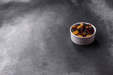 Kurutulmuş yaban mersini, sarı ve siyah tatlı üzümler granola ve kahvaltı malzemesi olarak kullanılıyor. Kuru üzümler ve kızılcıklar tasarımınız için gıda arka planı olarak kullanılıyor.