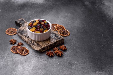 Kurutulmuş yaban mersini, sarı ve siyah tatlı üzümler granola ve kahvaltı malzemesi olarak kullanılıyor. Kuru üzümler ve kızılcıklar tasarımınız için gıda arka planı olarak kullanılıyor.