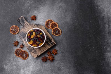 Kurutulmuş yaban mersini, sarı ve siyah tatlı üzümler granola ve kahvaltı malzemesi olarak kullanılıyor. Kuru üzümler ve kızılcıklar tasarımınız için gıda arka planı olarak kullanılıyor.