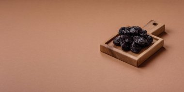 Kuru erik ya da kuru erik. Beslenme için organik susuz meyve. Tasarımınız için gıda arka planı olarak kuru erik ya da kuru erik kullanın