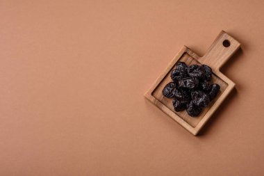 Kuru erik ya da kuru erik. Beslenme için organik susuz meyve. Tasarımınız için gıda arka planı olarak kuru erik ya da kuru erik kullanın