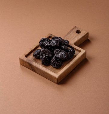 Kuru erik ya da kuru erik. Beslenme için organik susuz meyve. Tasarımınız için gıda arka planı olarak kuru erik ya da kuru erik kullanın