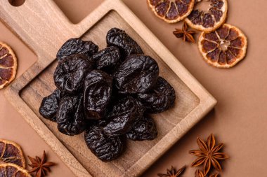 Kuru erik ya da kuru erik. Beslenme için organik susuz meyve. Tasarımınız için gıda arka planı olarak kuru erik ya da kuru erik kullanın