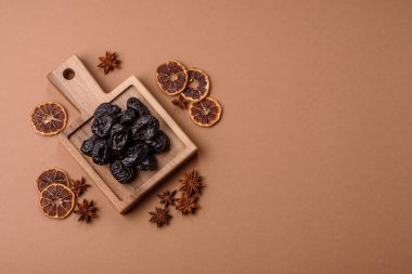 Kuru erik ya da kuru erik. Beslenme için organik susuz meyve. Tasarımınız için gıda arka planı olarak kuru erik ya da kuru erik kullanın