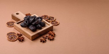 Kuru erik ya da kuru erik. Beslenme için organik susuz meyve. Tasarımınız için gıda arka planı olarak kuru erik ya da kuru erik kullanın