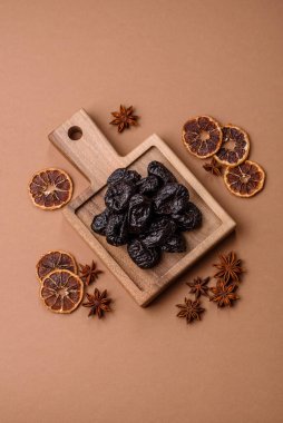 Kuru erik ya da kuru erik. Beslenme için organik susuz meyve. Tasarımınız için gıda arka planı olarak kuru erik ya da kuru erik kullanın