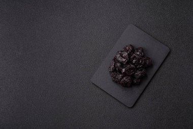 Kuru erik ya da kuru erik. Beslenme için organik susuz meyve. Tasarımınız için gıda arka planı olarak kuru erik ya da kuru erik kullanın