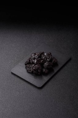 Kuru erik ya da kuru erik. Beslenme için organik susuz meyve. Tasarımınız için gıda arka planı olarak kuru erik ya da kuru erik kullanın