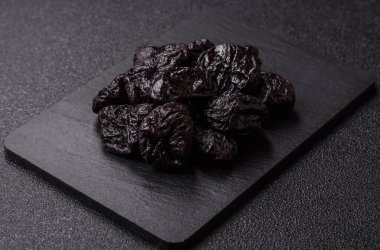 Kuru erik ya da kuru erik. Beslenme için organik susuz meyve. Tasarımınız için gıda arka planı olarak kuru erik ya da kuru erik kullanın