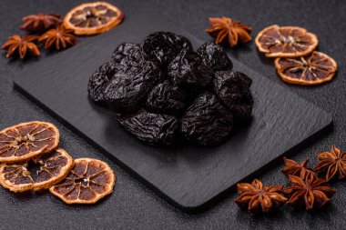 Kuru erik ya da kuru erik. Beslenme için organik susuz meyve. Tasarımınız için gıda arka planı olarak kuru erik ya da kuru erik kullanın