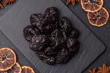 Kuru erik ya da kuru erik. Beslenme için organik susuz meyve. Tasarımınız için gıda arka planı olarak kuru erik ya da kuru erik kullanın