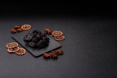 Kuru erik ya da kuru erik. Beslenme için organik susuz meyve. Tasarımınız için gıda arka planı olarak kuru erik ya da kuru erik kullanın