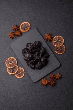 Kuru erik ya da kuru erik. Beslenme için organik susuz meyve. Tasarımınız için gıda arka planı olarak kuru erik ya da kuru erik kullanın