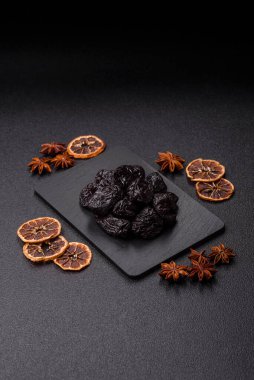Kuru erik ya da kuru erik. Beslenme için organik susuz meyve. Tasarımınız için gıda arka planı olarak kuru erik ya da kuru erik kullanın